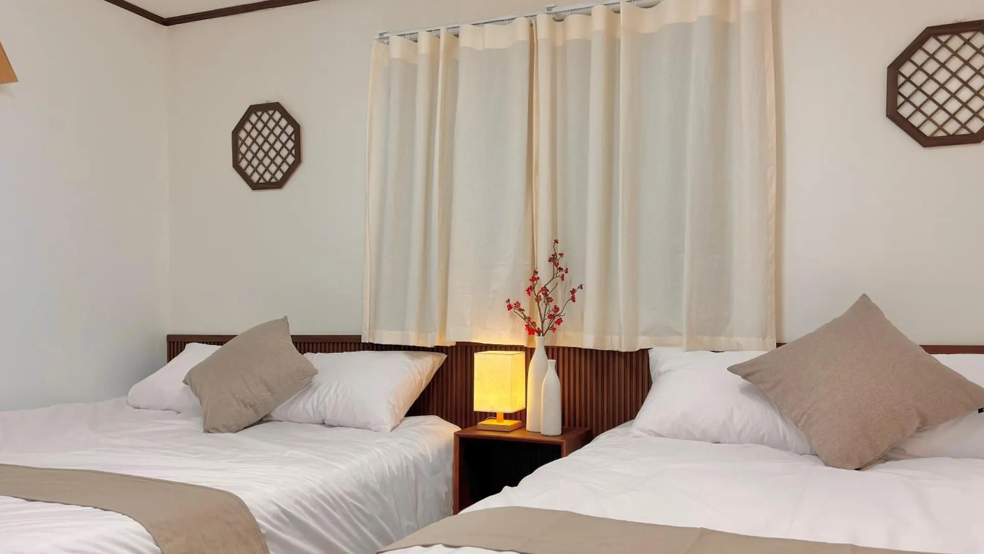 Bbo Stay, Seoul #Airportbus #Subway Line2 #Sillimstation #Uptoguests #3Rooms4Beds South Korea