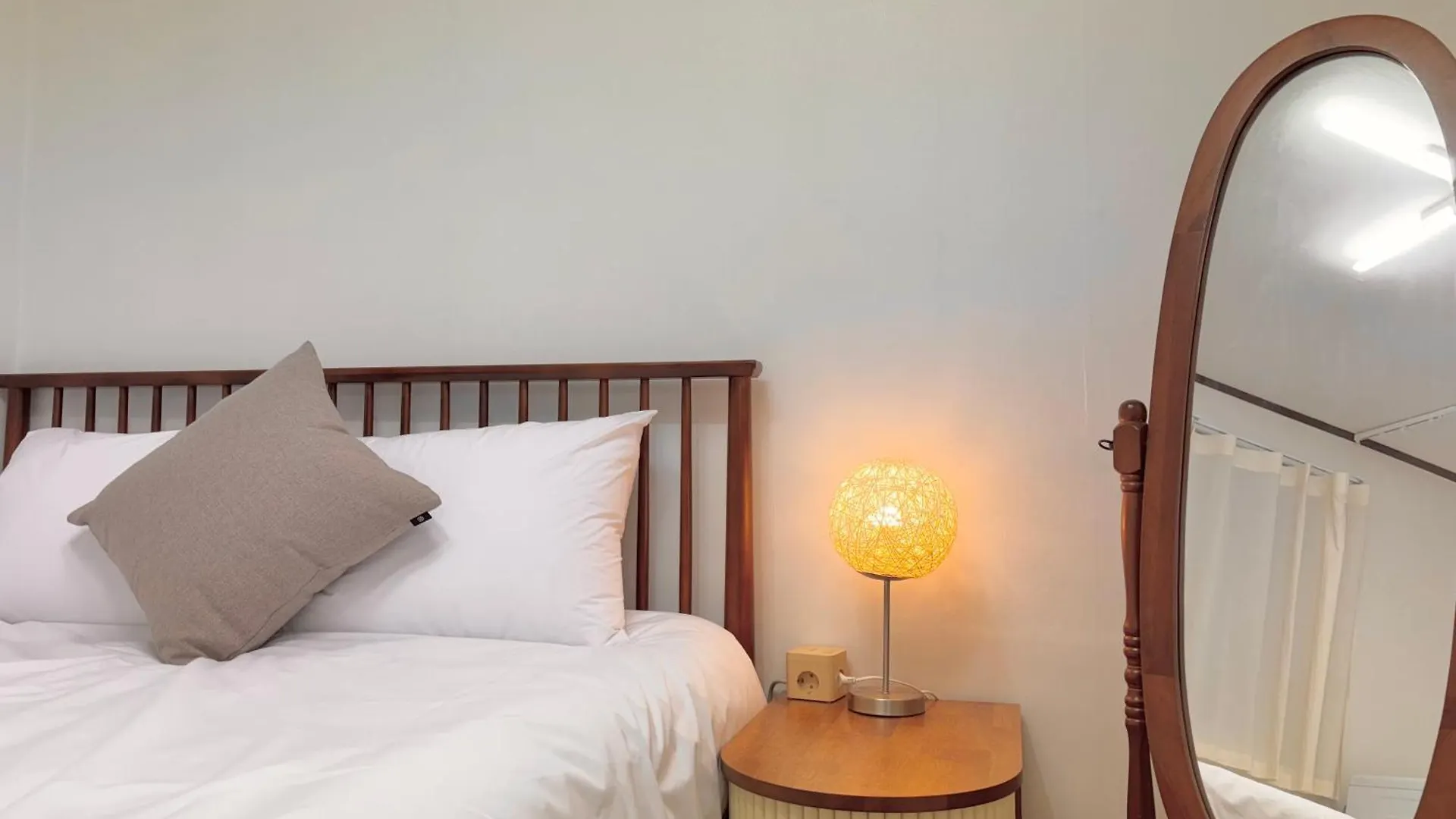 Bbo Stay, Seoul #Airportbus #Subway Line2 #Sillimstation #Uptoguests #3Rooms4Beds Apartment