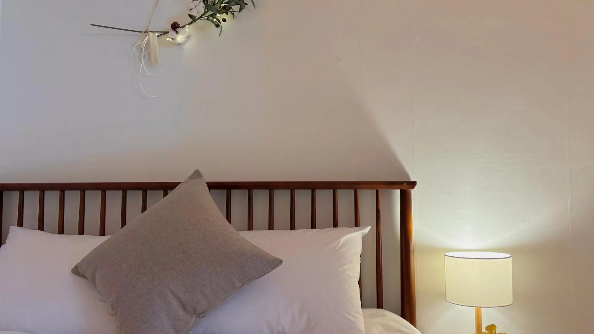 Apartment Bbo Stay, Seoul #Airportbus #Subway Line2 #Sillimstation #Uptoguests #3Rooms4Beds